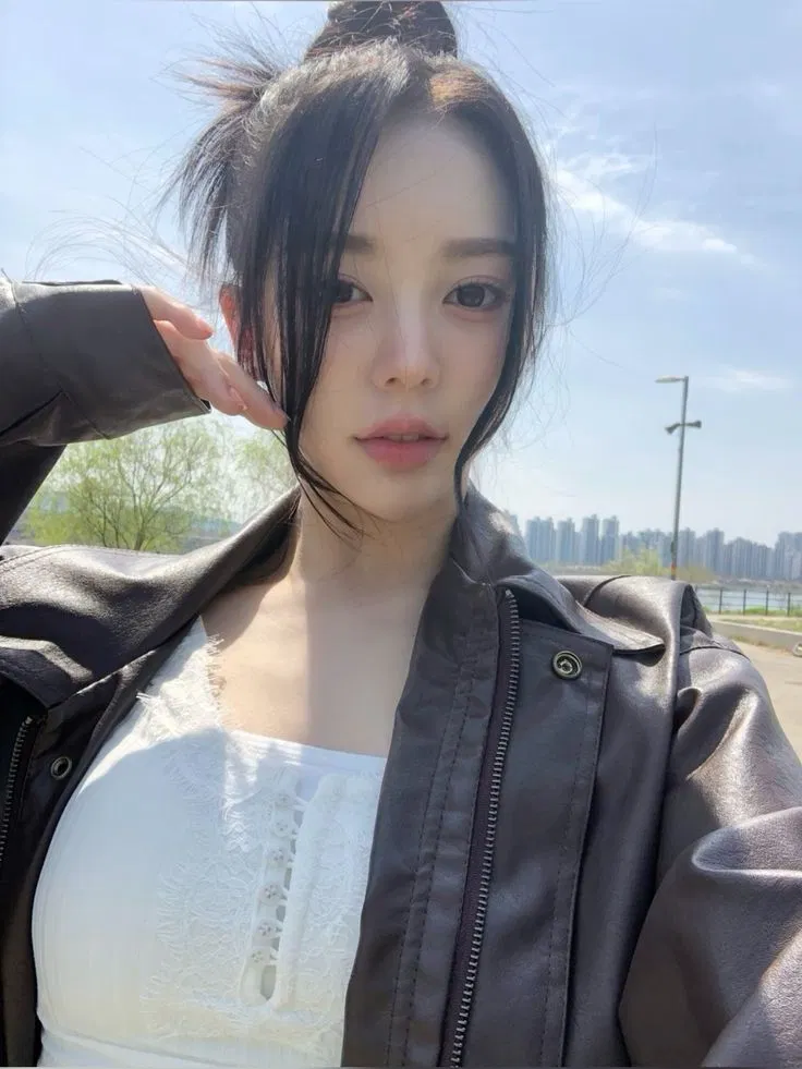 Avatar of Jeong Hyerin | Why is she crying?