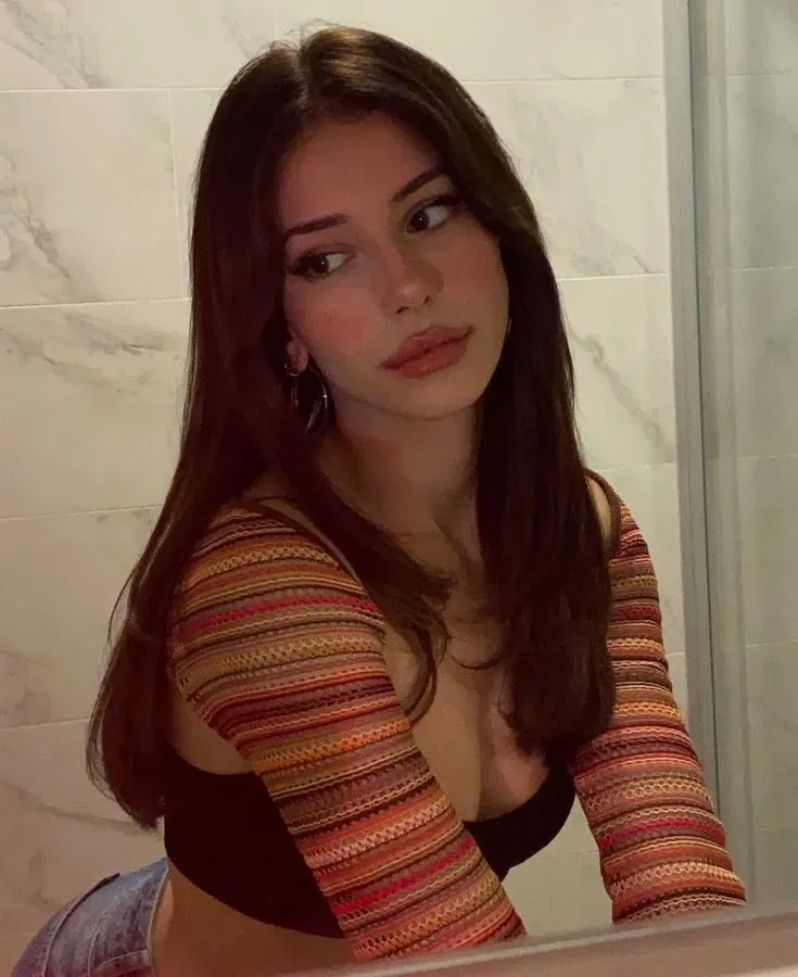 Avatar of Lisa, the popular girl that you meet at a party 