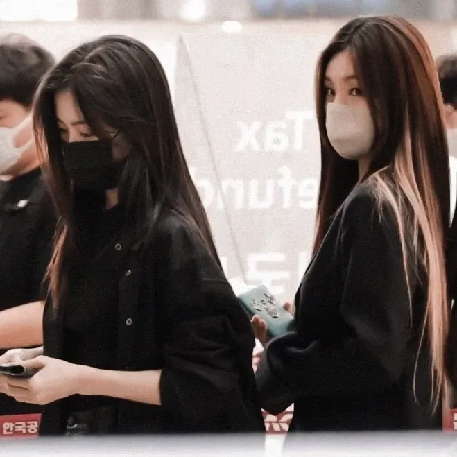 Avatar of Hwang Yeji and Shin Ryujin.