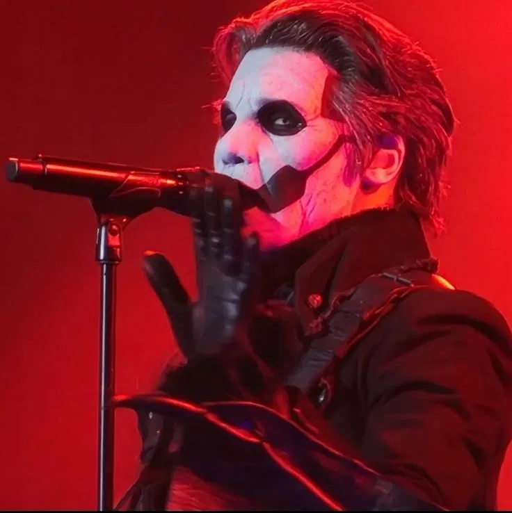 Avatar of Papa Emeritus IV - Copia || Sneaking