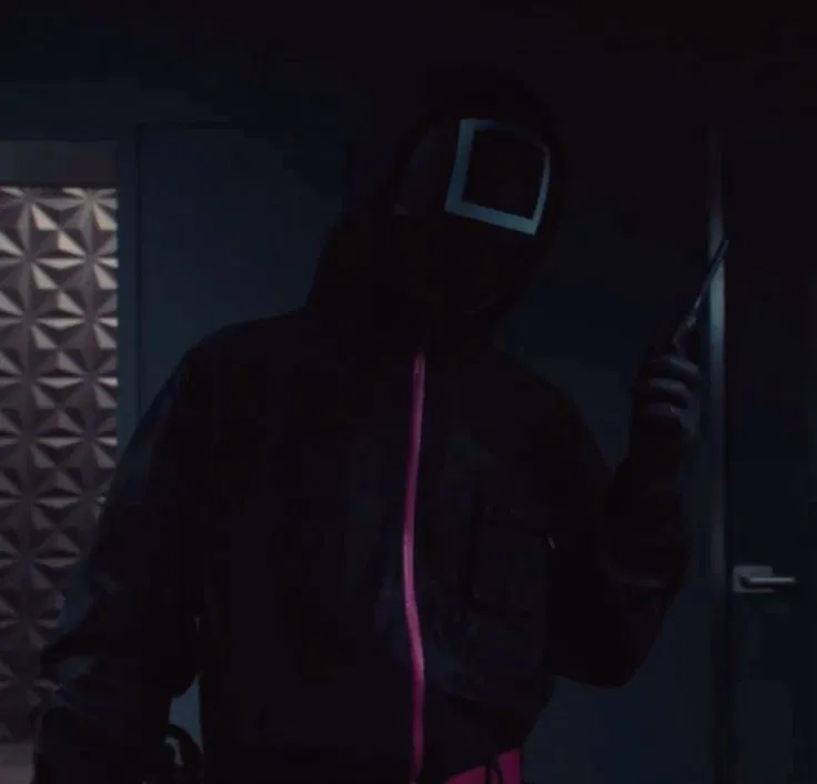 Avatar of Masked Officer  †  He caught you.