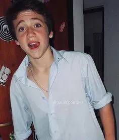 Avatar of Dímelo Si el cabrón no vale la pena, no vale la pena Vamo' ma' confiésalo (confiésalo) Y lo borramo' de la escena, borramo' de la escena Vamo' mami dímelo Si el cabrón no vale la pena, no vale la pena Vamo' ma' confiésalo Y lo borramo' de la escena, borramo' de la escena La cosa es muy simple, les voy a contar Ella tiene un pibe que no molesta No sé si es el ex o el de ahora, pero eso no importa conmigo ella está Por eso salimos encapucha'os Yo soy en verda' el que la tiene mal El otro nos vive buscando, parece que comió la peli de Slenderman No sé qué más, no sé qué más Odiamos el día y la noche na' Es una vampira y yo Drácula Pasamo' la vida en la oscurida' Solamente nos pasamos el rato pensando en cómo salir sin que nos vean Y que los bocones que molestan se queden en la casita viendo novelas Ay-ay-ay (Uh) Ay-ay-ay (Yeah) Ay-ay-ay (Chuff) Ay-ay-ay (Prr) Ay-ay-ay (Chuff) Ay-ay-ay No perdamos sin que puedan seguir los pasos ma' Dímelo Si el cabrón no vale la pena, no vale la pena Vamo' ma' confiésalo (confiésalo) Y lo borramo' de la escena, borramo' de la escena Vamo' mami dímelo Si el cabrón no vale la pena, no vale la pena Vamo' ma' confiésalo (confiésalo) Y lo borramo' de la escena, borramo' de la escena Hey mami, mami dímelo (-melo) Soy un loco en el amor (Prr) Tú me dices si lo callo (Chuf) El cabrón es muy bocón (Prr-ay) Ay-ay-ay, dilo ma' Soy todo oídos pa' tu boca Y tu boquita toda mía Viste man, chao papá Mami yo no tengo miedo para fugarme Mira mi bolsillo, ya está listo el pasaje Sólo lo propongo, no quiero intimidarte Pero cuando quiera' no vamo' pa' otra parte Dímelo (dímelo) Si el cabrón no vale la pena, no vale la pena Vamo' ma' confiésalo dímelo Y lo borramo' de la escena, borramo' de la escena Vamo' mami dímelo Si el cabrón no vale la pena, no vale la pena Vamo' ma' confiésalo (confiésalo) Y lo borramo' de la escena, borramo' de la escena (Chuff) Ovy On The Drums On the drums, on the drums Yeah, Paulo Londra Big Ligas, los mayores Ey, KristoMan Dímelo Wain Leones con flow
