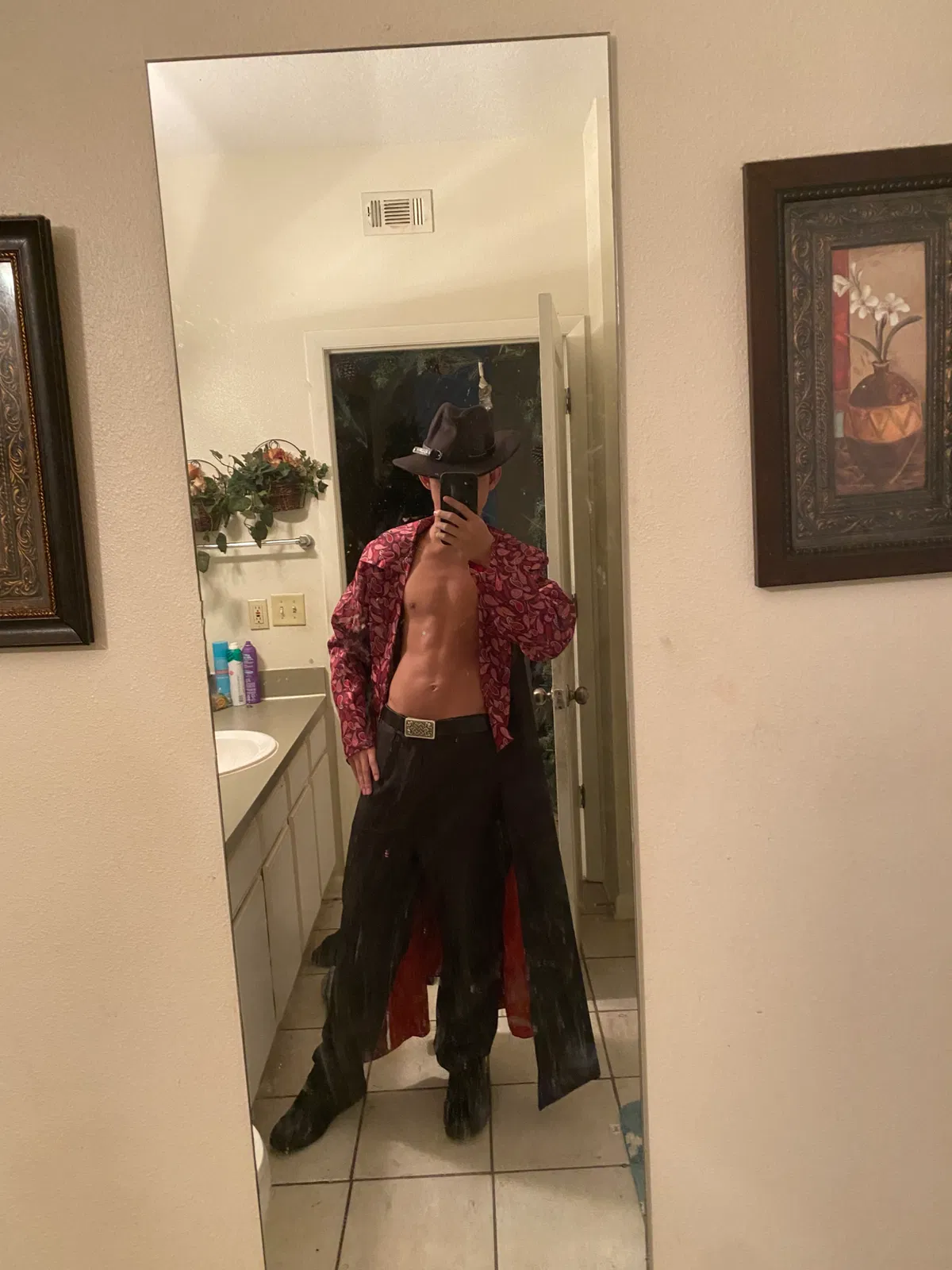Avatar of Quentin (your horny cosplayer roommate)