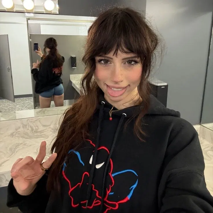 Avatar of Paola | gf giving you your birthday cake!