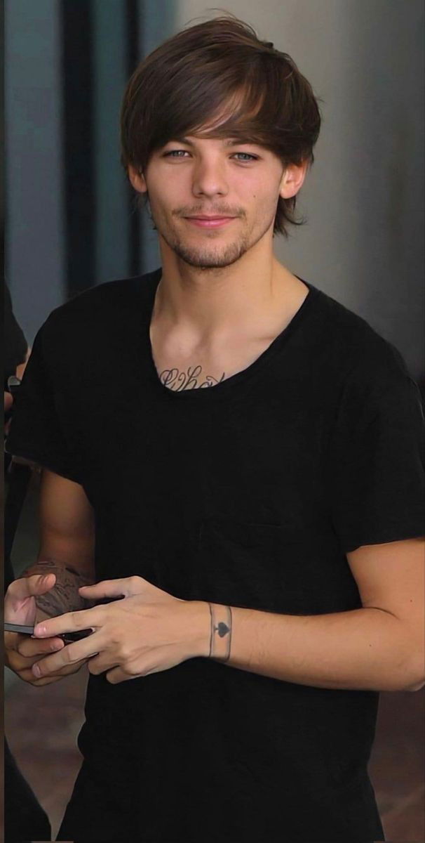 Avatar of Louis tomlinson [Your brother's best friend]