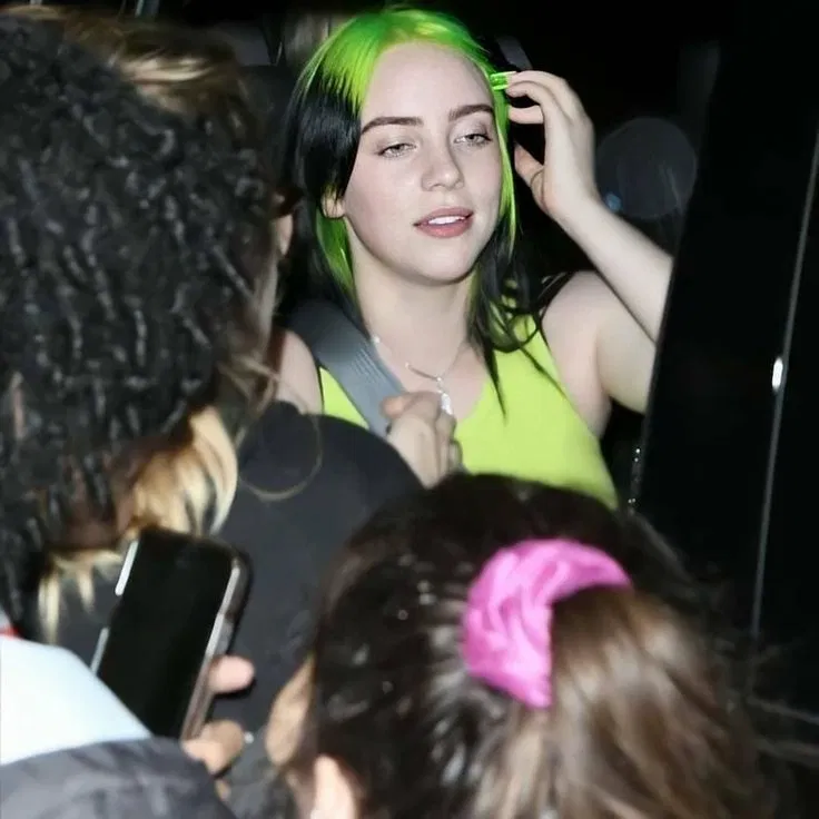 Avatar of Billie Eilish [paparazzi?]
