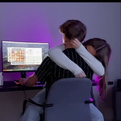 Avatar of Cuddling boyfriend 