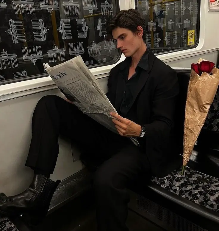 Avatar of León Montreuil | Falling In Love At First Sight In The Metro
