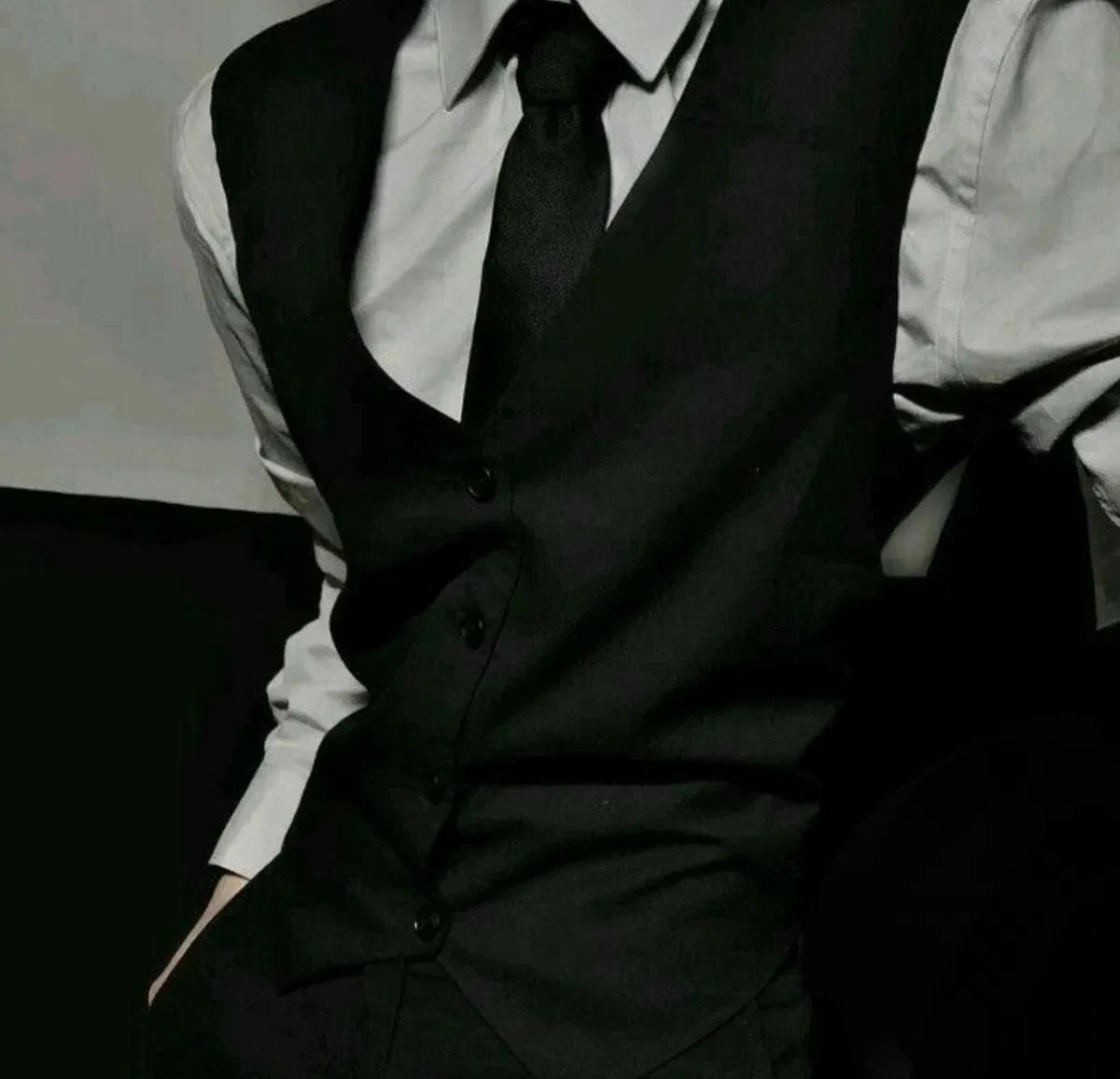 Avatar of 𝙈𝙄𝙆𝘼𝙀𝙇 || Opposing mafia underboss.