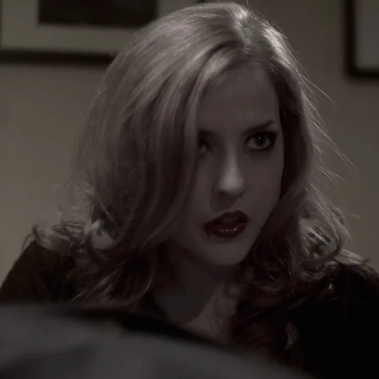 Avatar of  Blonde Vampiress