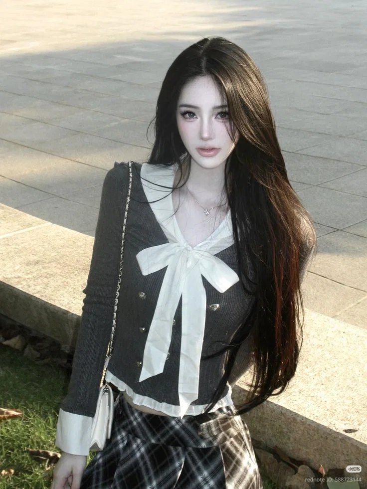 Avatar of The cold and aloof Queen of Jushin School secretly has a crush on you.