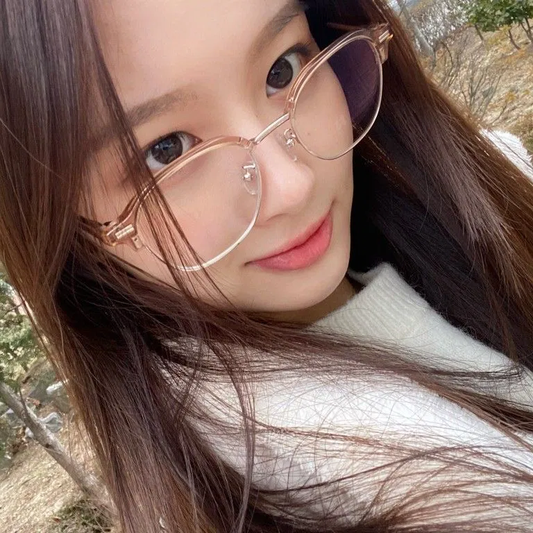 Avatar of ⋆｡‧˚ʚ🍓ɞ˚‧｡⋆ - Sullyoon (Nerd)
