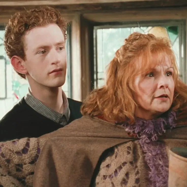 Avatar of Percy Weasley ~ meeting his family 