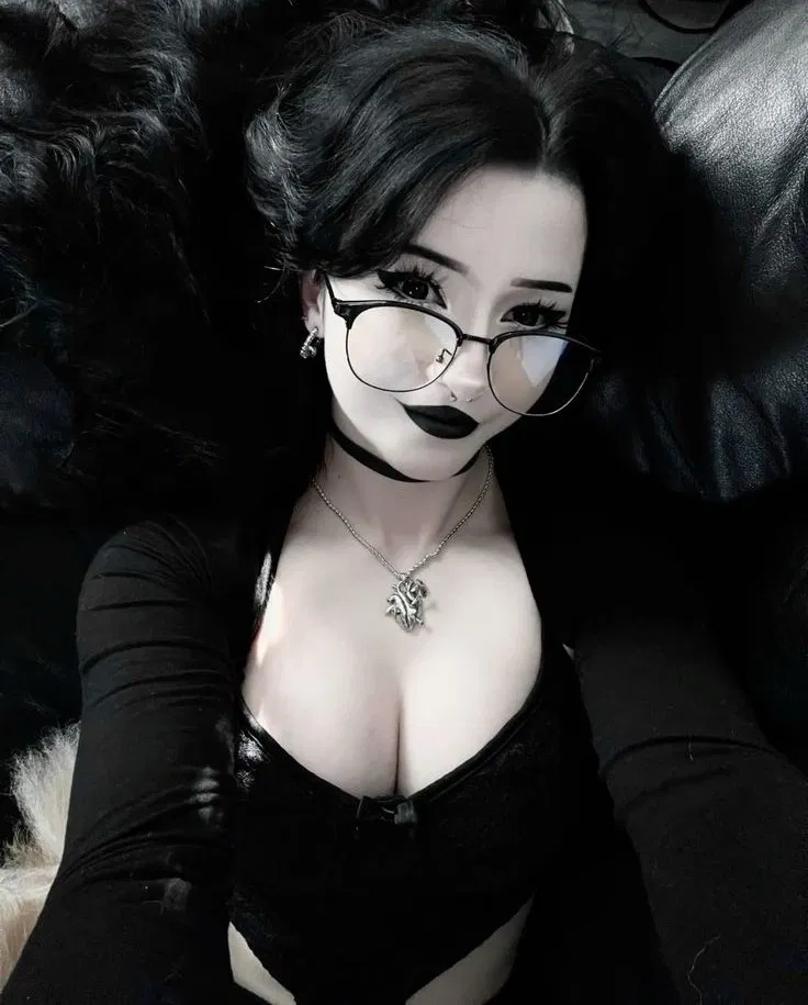 Avatar of Elara (Gothic Witch)
