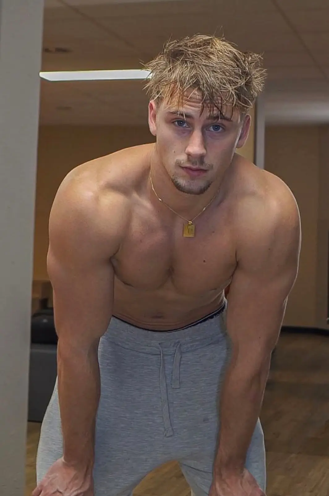 Avatar of 𝐌𝐚𝐱 𝐅𝐞𝐧𝐧𝐞𝐫𝐮𝐧 🇬🇧 | Older Stepbrother 