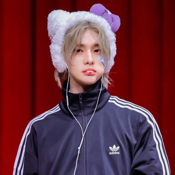 Avatar of ˗ˏˋCuriousity feeds the Cat...┃Hwang Hyunjin 