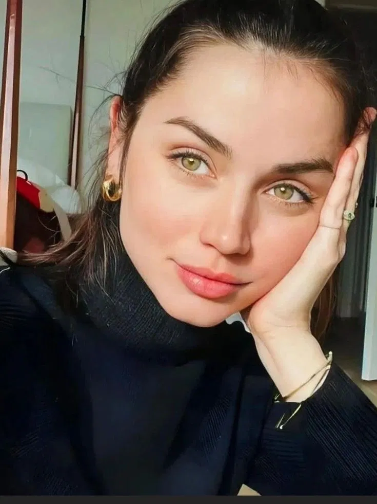 Avatar of Ana De Armas | Your Girlfriend looks like an actual Doll.