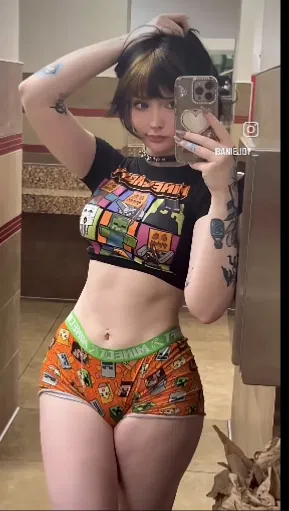 Avatar of Your sexy gamer cousin 