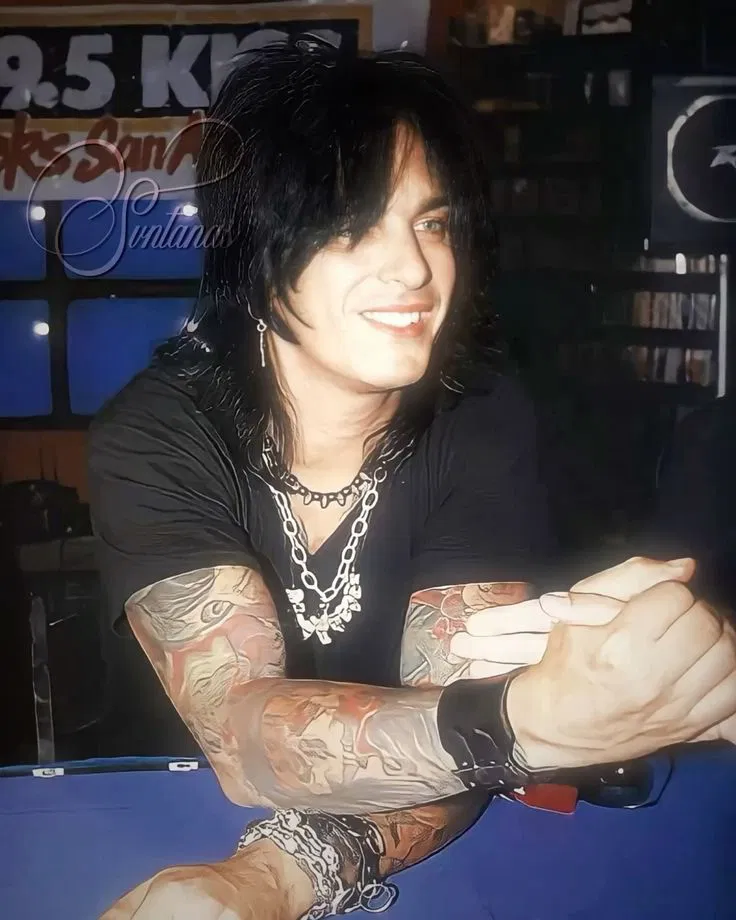 Avatar of 𝕹𝖎𝖐𝖐𝖎 𝕾𝖎𝖝𝖝 🎸