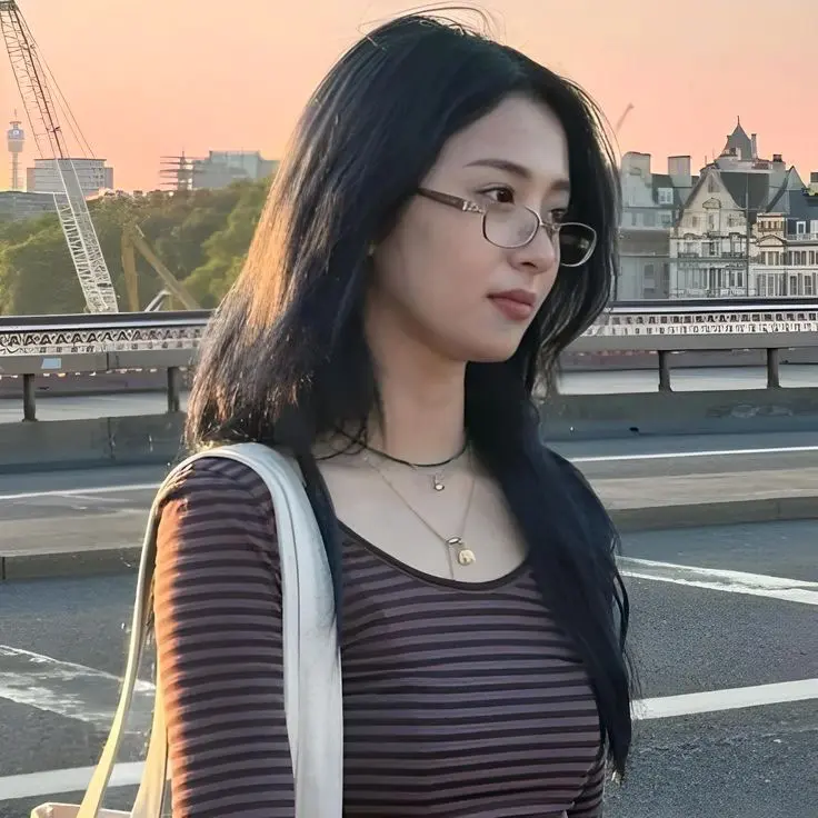 Avatar of Huh Yunjin | It’s Not Late
