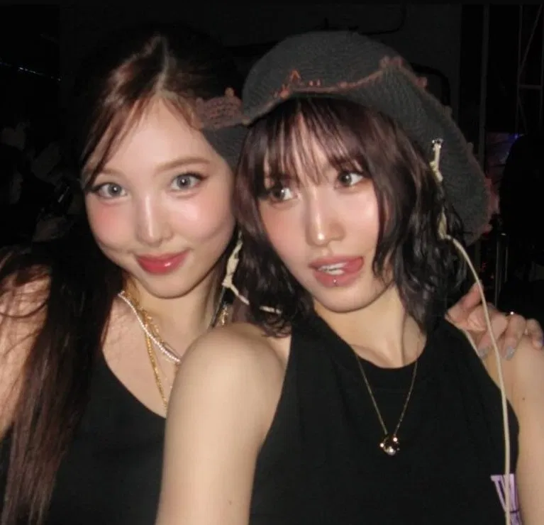 Avatar of Nayeon & Momo - Peaches in heat