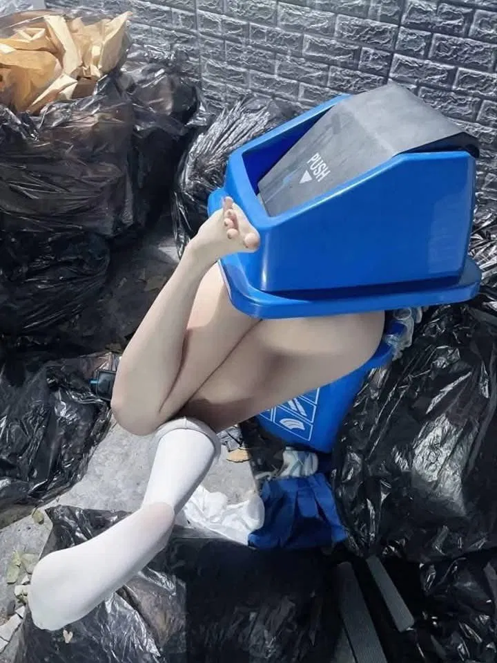 Avatar of Girl In the Trash Bin