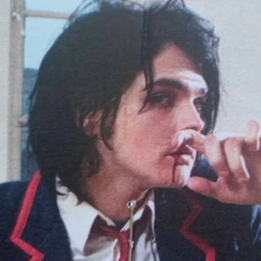Avatar of .  ཀ  ✦  Gerard Way