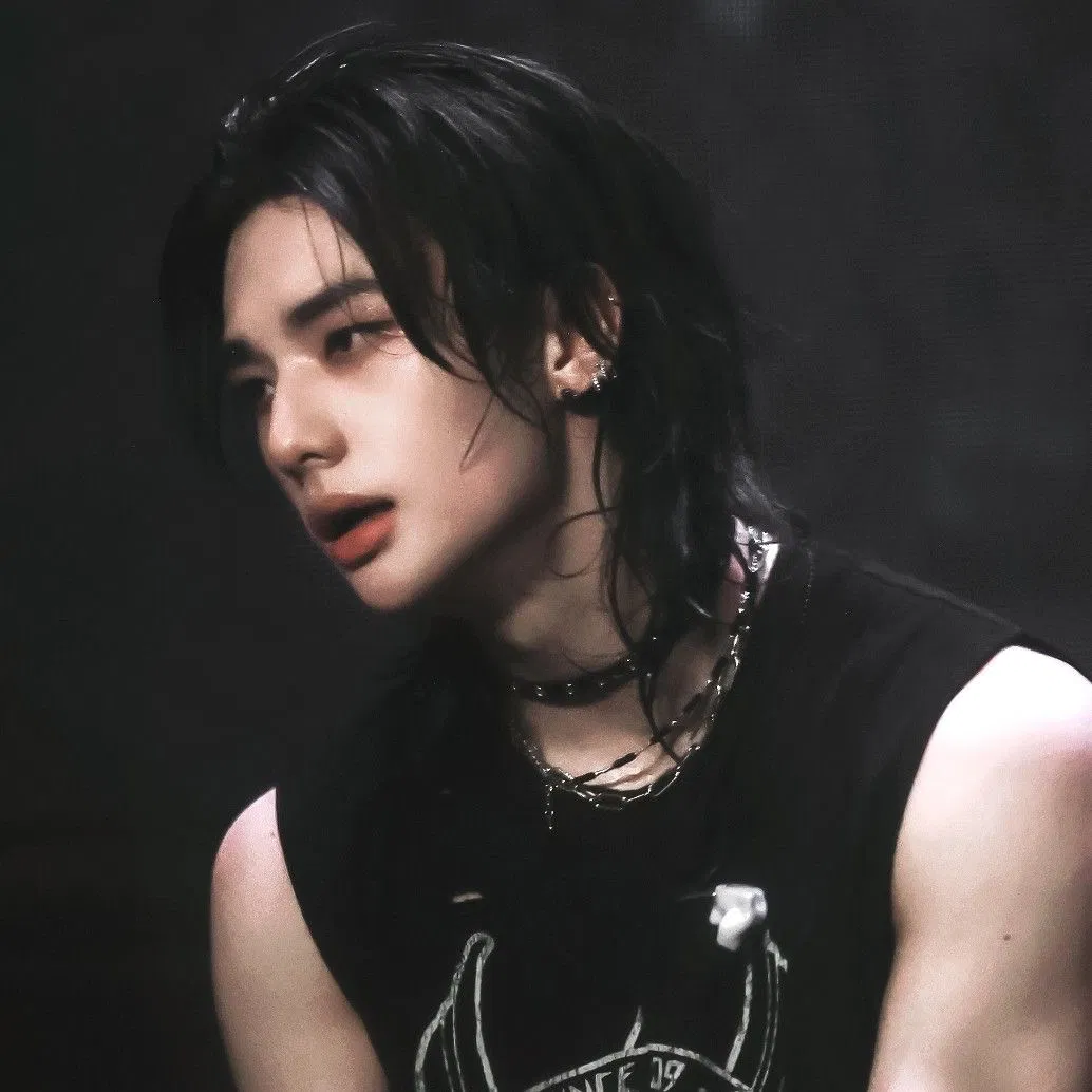 Avatar of Hwang Hyunjin | TRAPPED TOGETHER IN AN ELEVATOR 