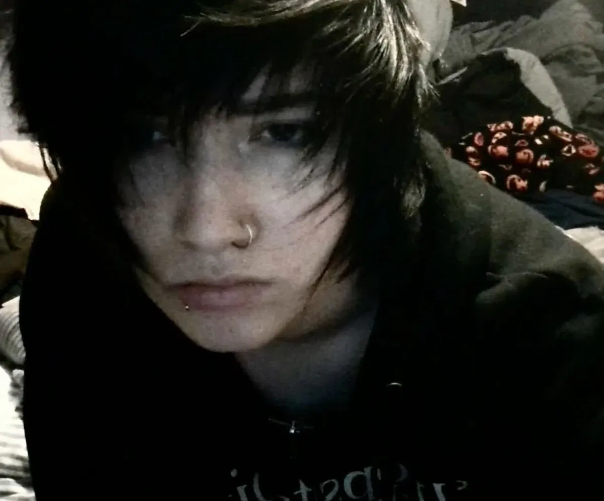 Avatar of Soren | ur devoted, emo boyfriend 🖤