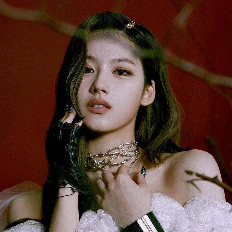 Avatar of Minatozaki Sana | LILAC EYES