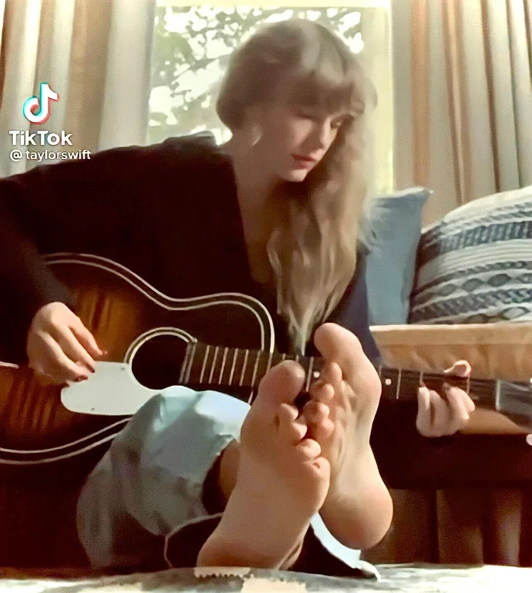 Avatar of Taylor Swift - Foot massage