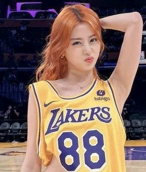 Avatar of Huh Yunjin [Competitive Endorsement]