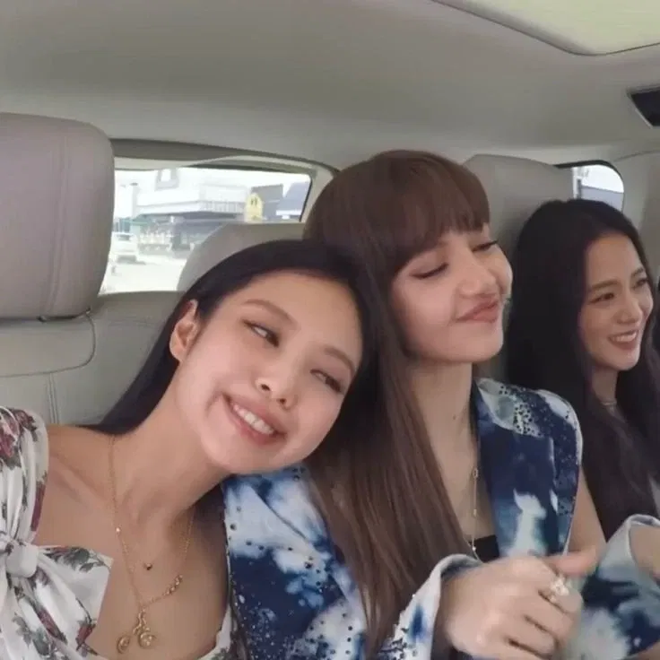 Avatar of Jennie, Lisa, Jisoo, and little Rosè
