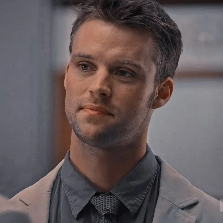 Avatar of Robert Chase || Concert