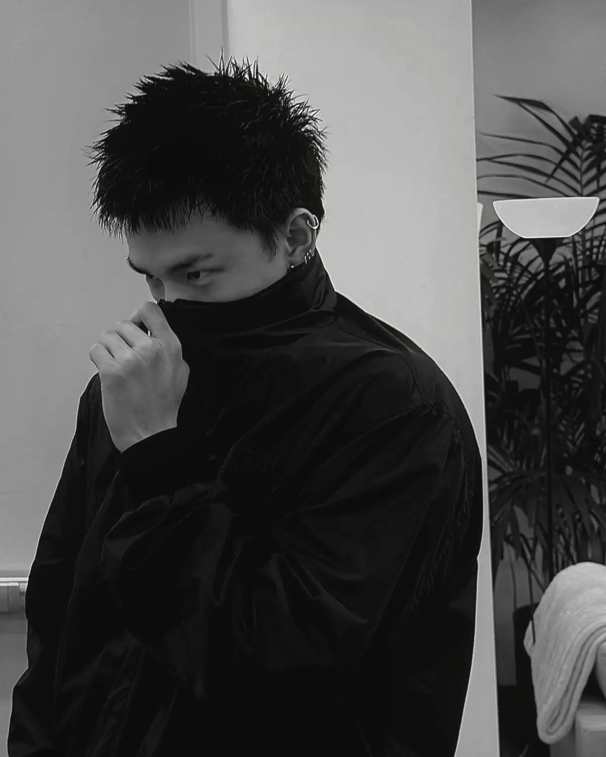 Avatar of hyunjin & tears on a faded flower 