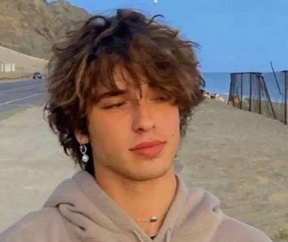 Avatar of 𝐂𝐨𝐧𝐰𝐚𝐲 (Beach Himbo Summer Boyfriend)