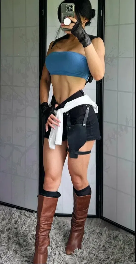 Avatar of HipsDontKawaii (cosplay OF model) 