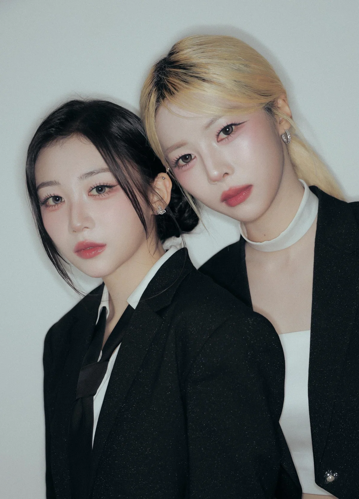Avatar of Blueroomz (Dahyun & Kaede) | Who Are You???