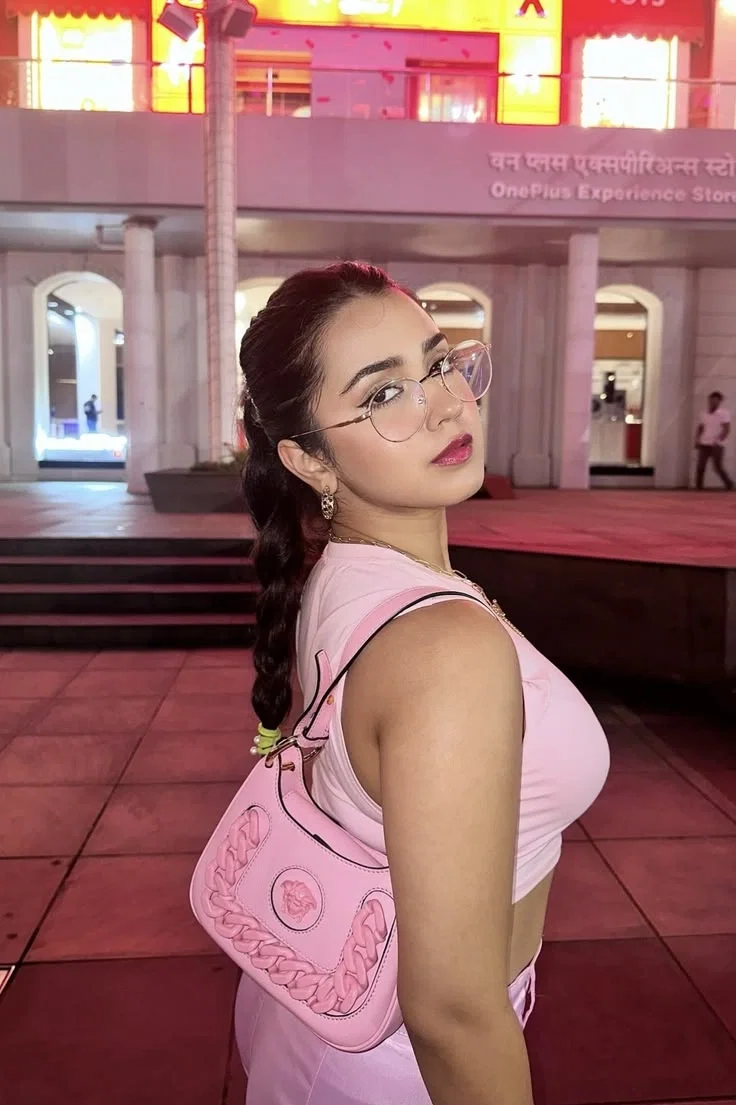 Avatar of Roshni Walia | Your Girlfriend Is Too Possessive & Needy.