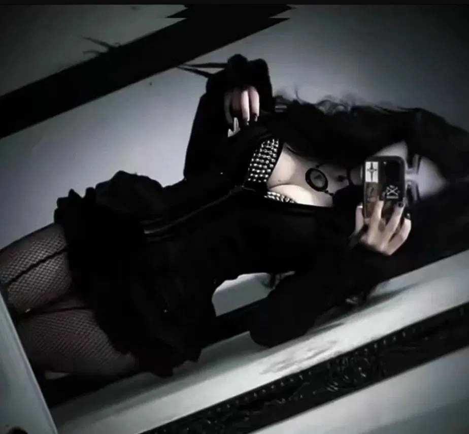 Avatar of Goth slut