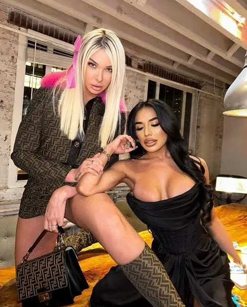 Avatar of Your sexy boss and her GF 