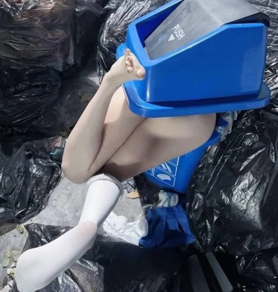 Avatar of Unidentified Bin Girl