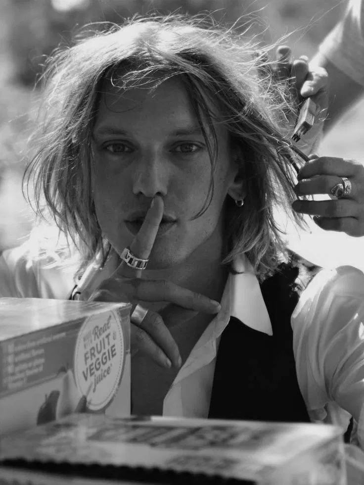 Avatar of [Eng] Night Escape — Jamie Campbell Bower 🎬