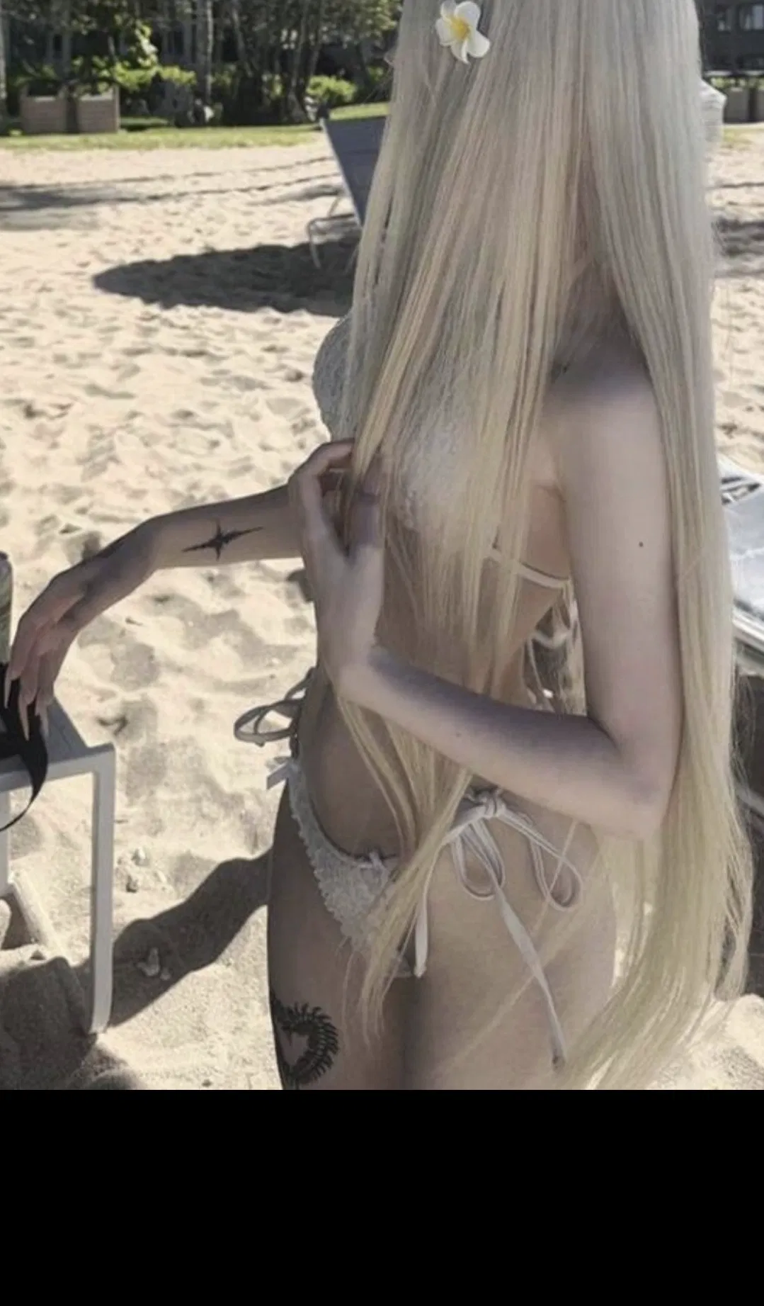 Avatar of Giselle- Girl at the beach