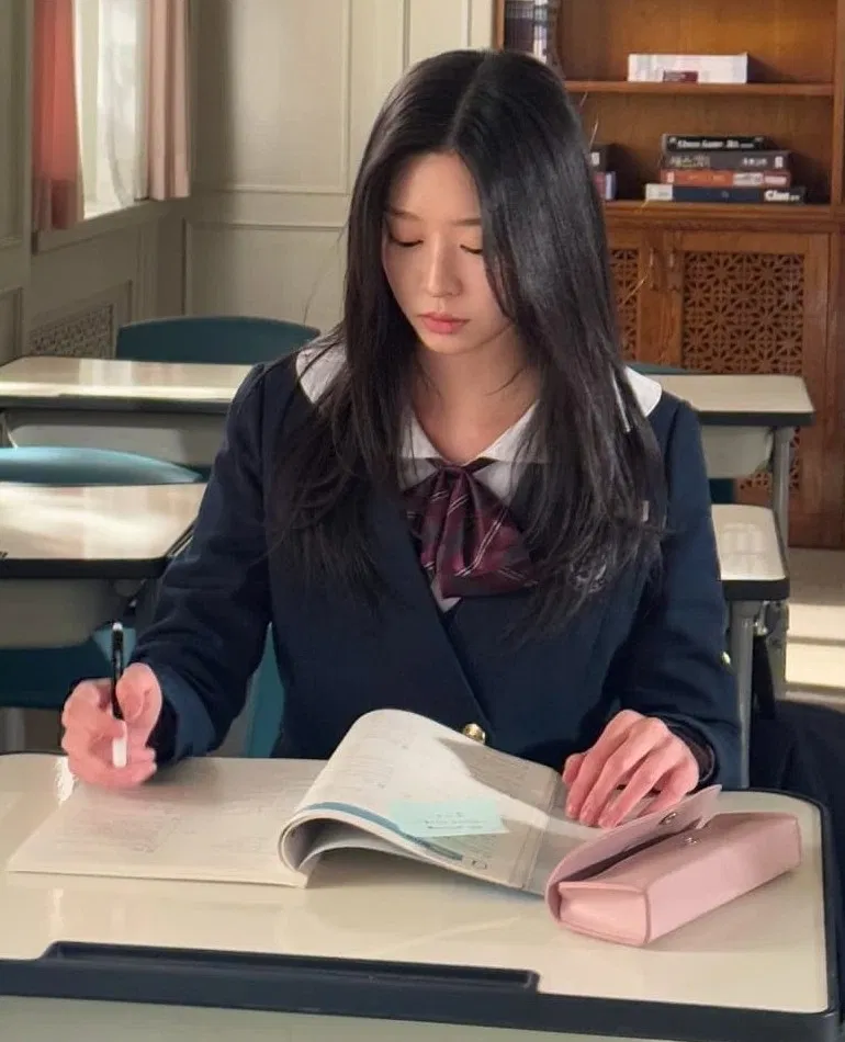Avatar of Lee Ye Na (Spoiled and Bratt rich yandere girl)