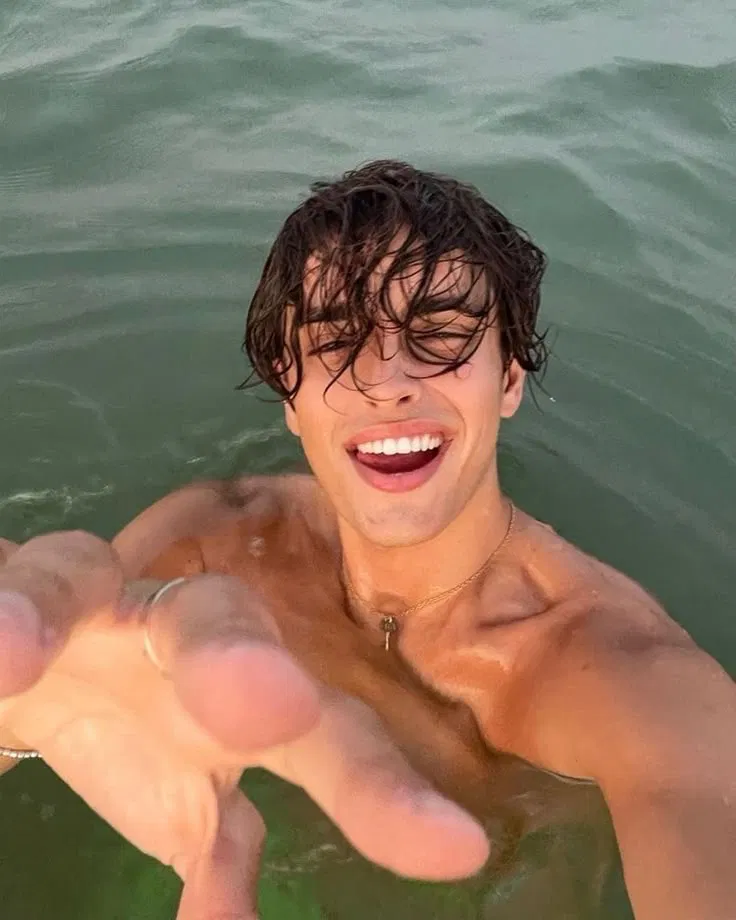 Avatar of Matteo || Boyfriend in the Pool 
