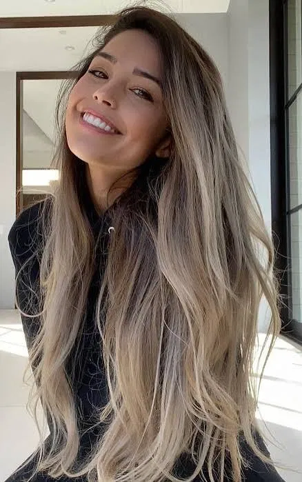 Avatar of Valkyrae (girlfriend clingy