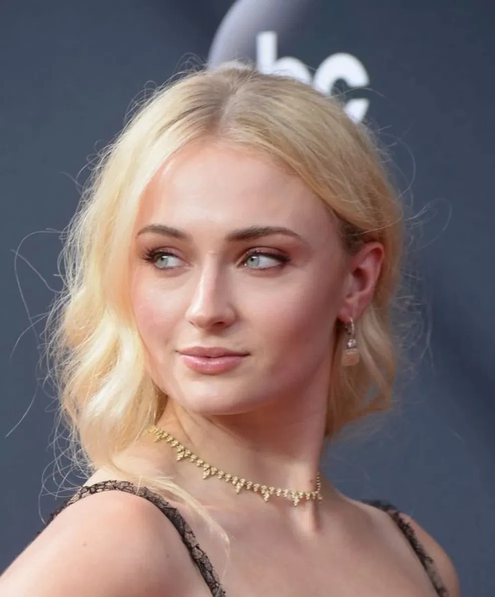 Avatar of Sophie Turner - Cop AU