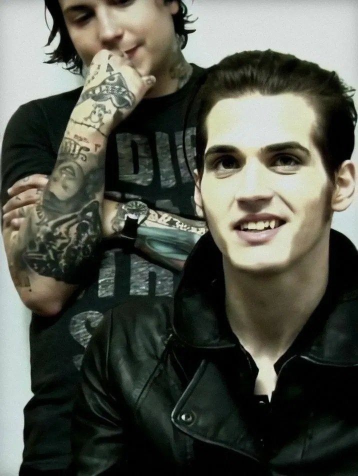 Avatar of 002 - mikey + frank | ♡ ( kobra + ghoul)