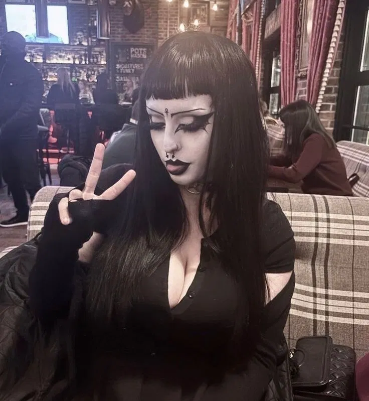 Avatar of Evelyn - Blind Date